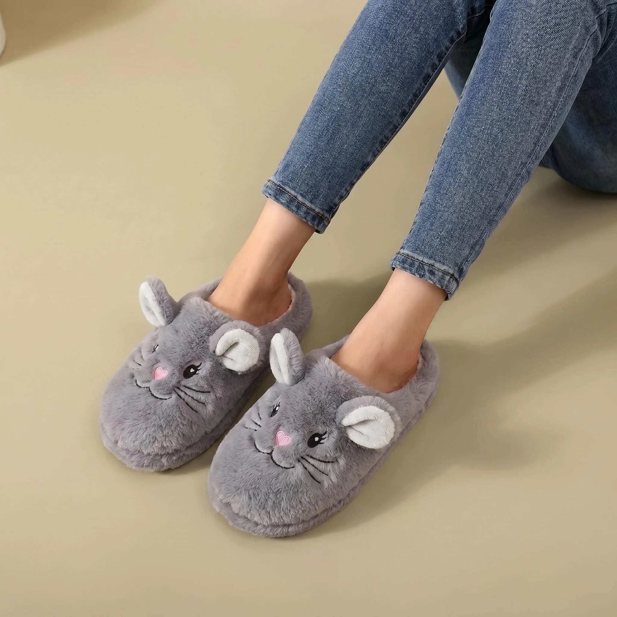 Un paio di graziose pantofole in peluche a forma di coniglio grigio per donna, comode pantofole pelose con suola morbida per la camera da letto, calde pantofole da interno antiscivolo a forma di animale, scarpe leggere, silenziose e comode per donna, la prima scelta per i regali natalizi