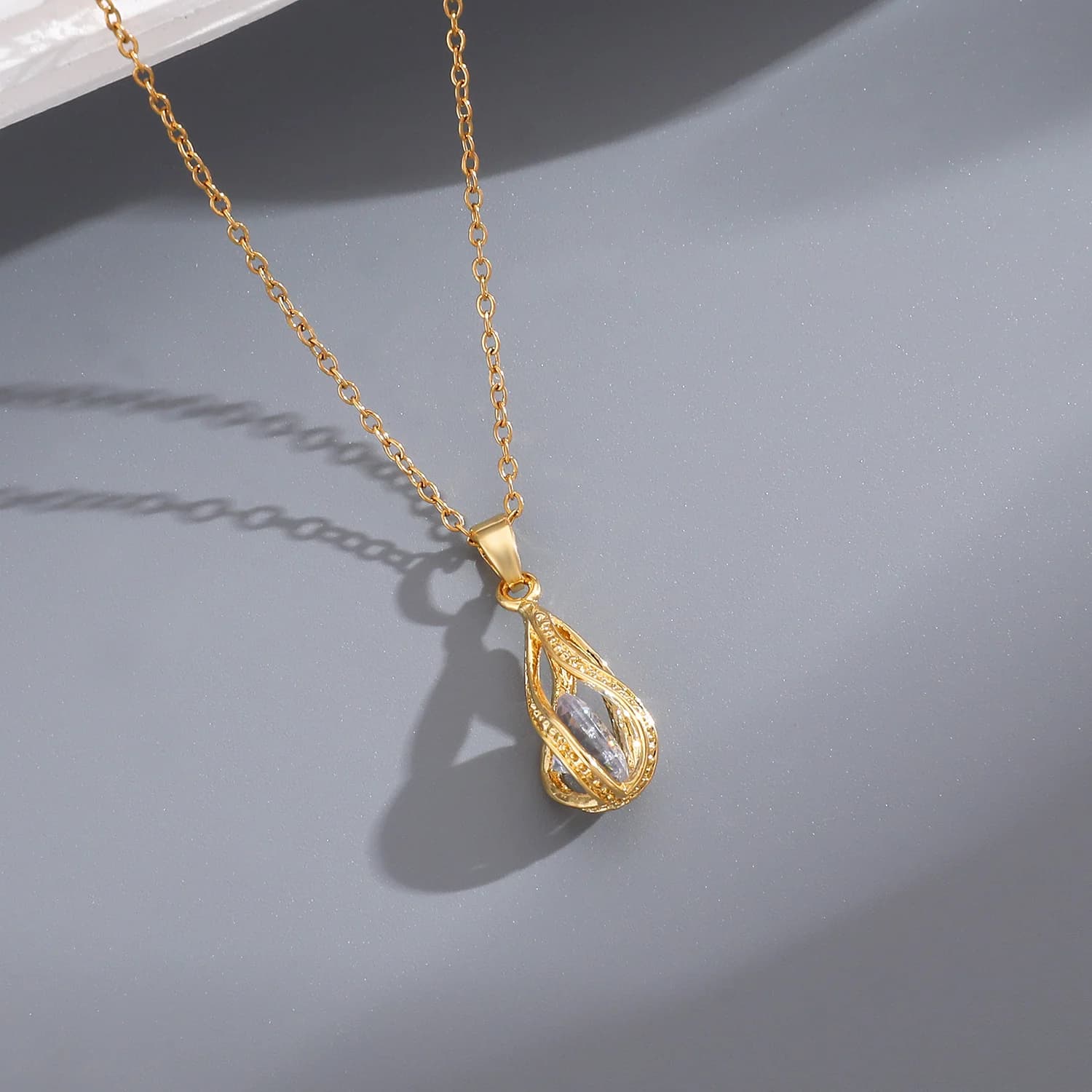 Collana con pendente geometrico a goccia d'acqua in acciaio inossidabile, collana intagliata, catena alla moda con lucchetto in osso