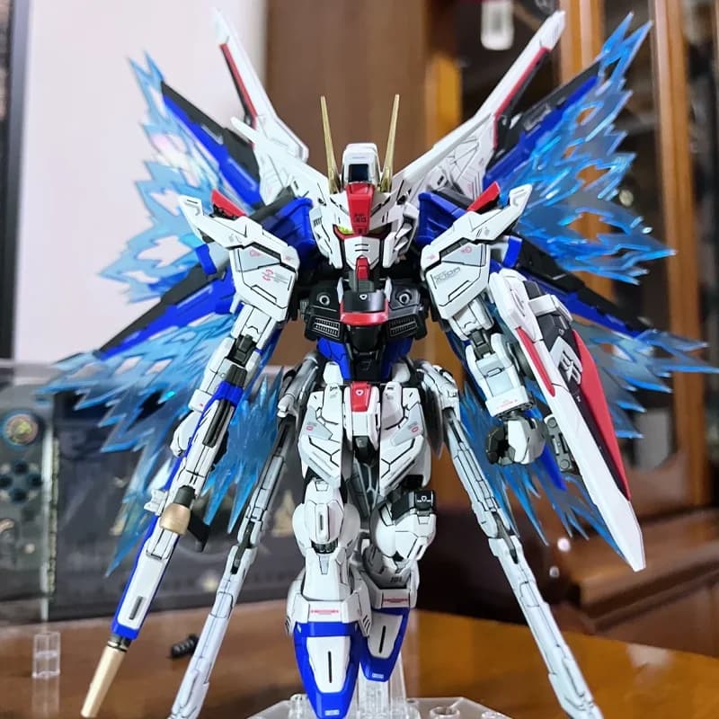 MGSD ZGMF-X10A Freedom - Modellino da Assemblare, Action Figure, Giocattolo per Ragazzi, Decorazione da Scrivania, Regalo da Collezione con Supporto e Adesivi