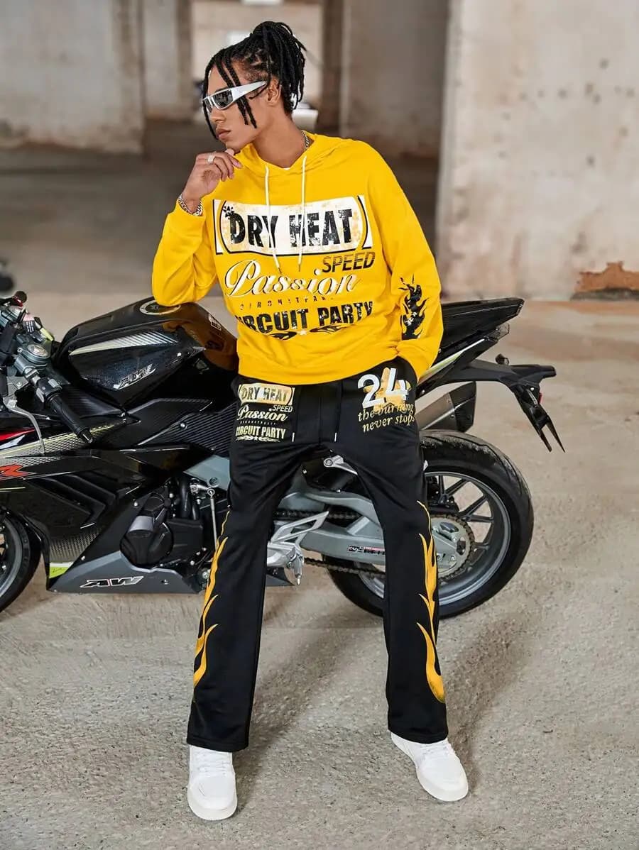 Set di felpa gialla da uomo e pantaloni sportivi con stampa fiamma nera, outfit casual streetwear