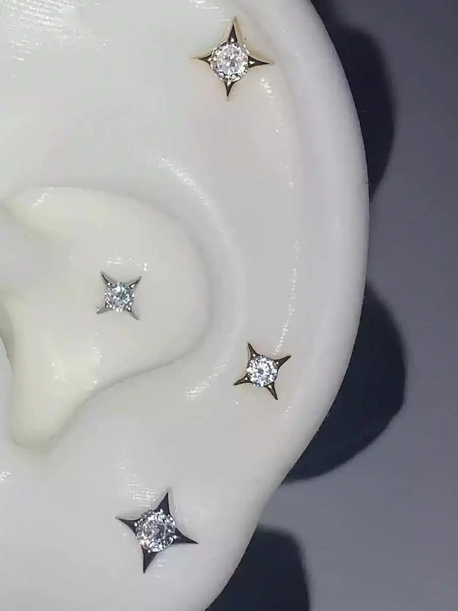 Mini orecchini a stella con quattro punte in zirconia cubica per piercing alla cartilagine, da indossare ogni giorno