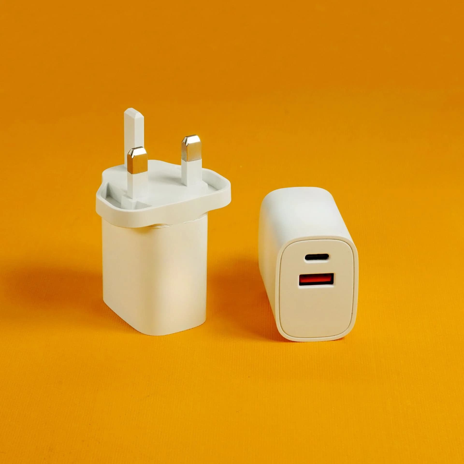 Spina USB C ricarica rapida 20W USB tipo C e USB A adattatore per caricabatterie con spina di ricarica A parete UK per iPhone 14/14 Pro/14 Pro Max/13/13 Pro