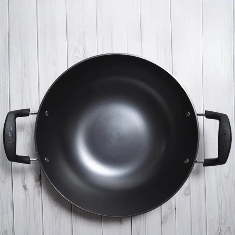 Traditional old style iron pot for domestic use, uncoated pan for domestic use, suitable only for gas stoves