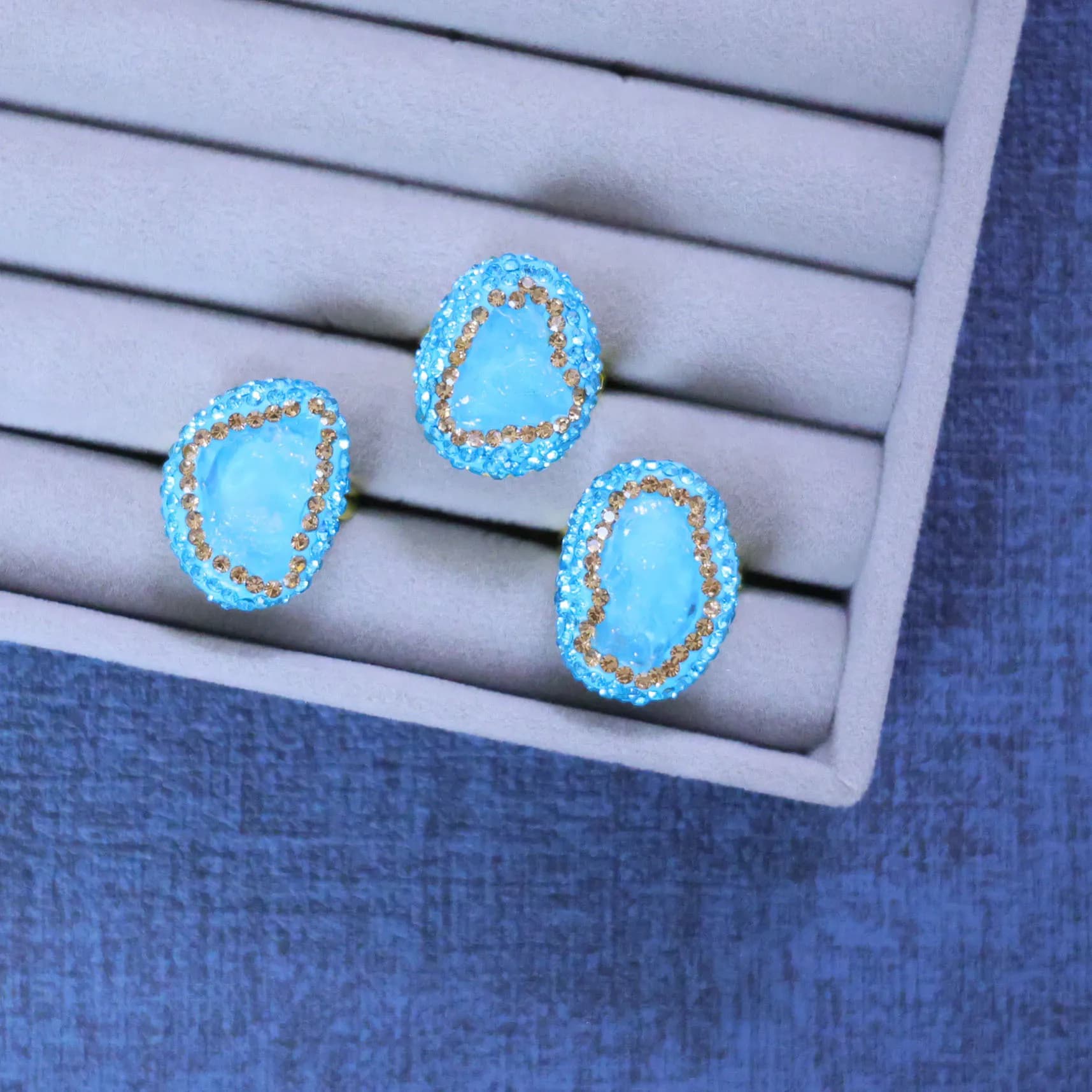 Anello in pietra grezza acquamarina naturale Gioielli di nicchia europei Ceramica morbida Gioielli a mano aperti Gioielli di lusso leggeri vantaggiosi