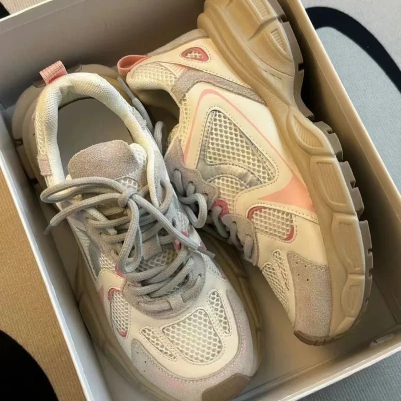2025 Primavera/estate Venditore caldo Stagione Mesh Suola spessa Altezza crescente Scarpe casual versatili con lacci alla moda Sneakers