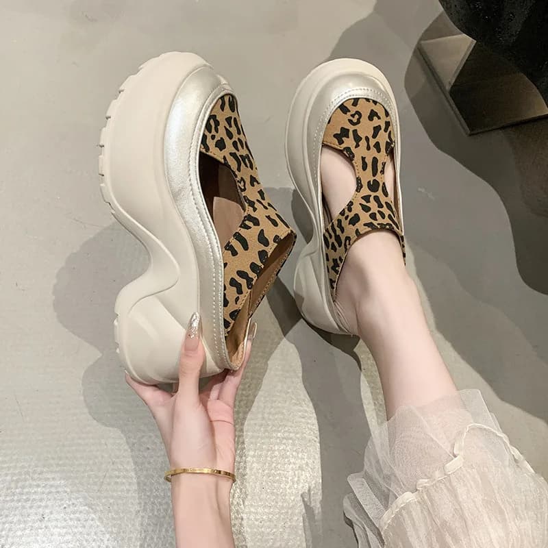 2025 Nuove pantofole Baotou estive da donna con fondo spesso, altezza crescente, pan di spagna, fresche, casual, alla moda, mezza resistenza