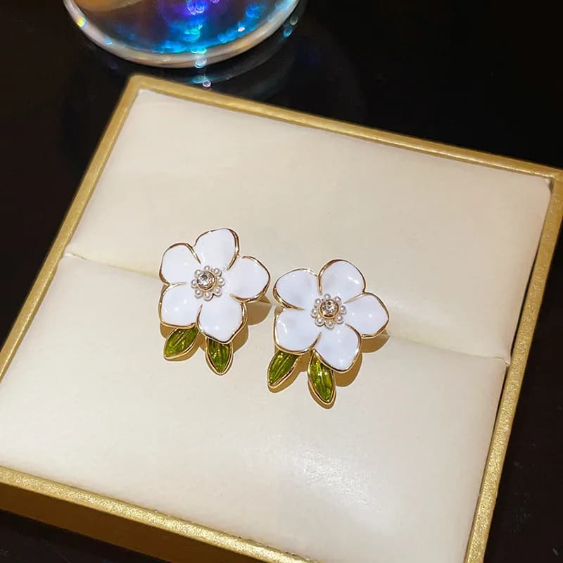 Orecchini a perno alla moda con fiore bianco per donne e ragazze, smaltati a forma di camelia con foglia verde e cristalli, imitazione perla, gioielli