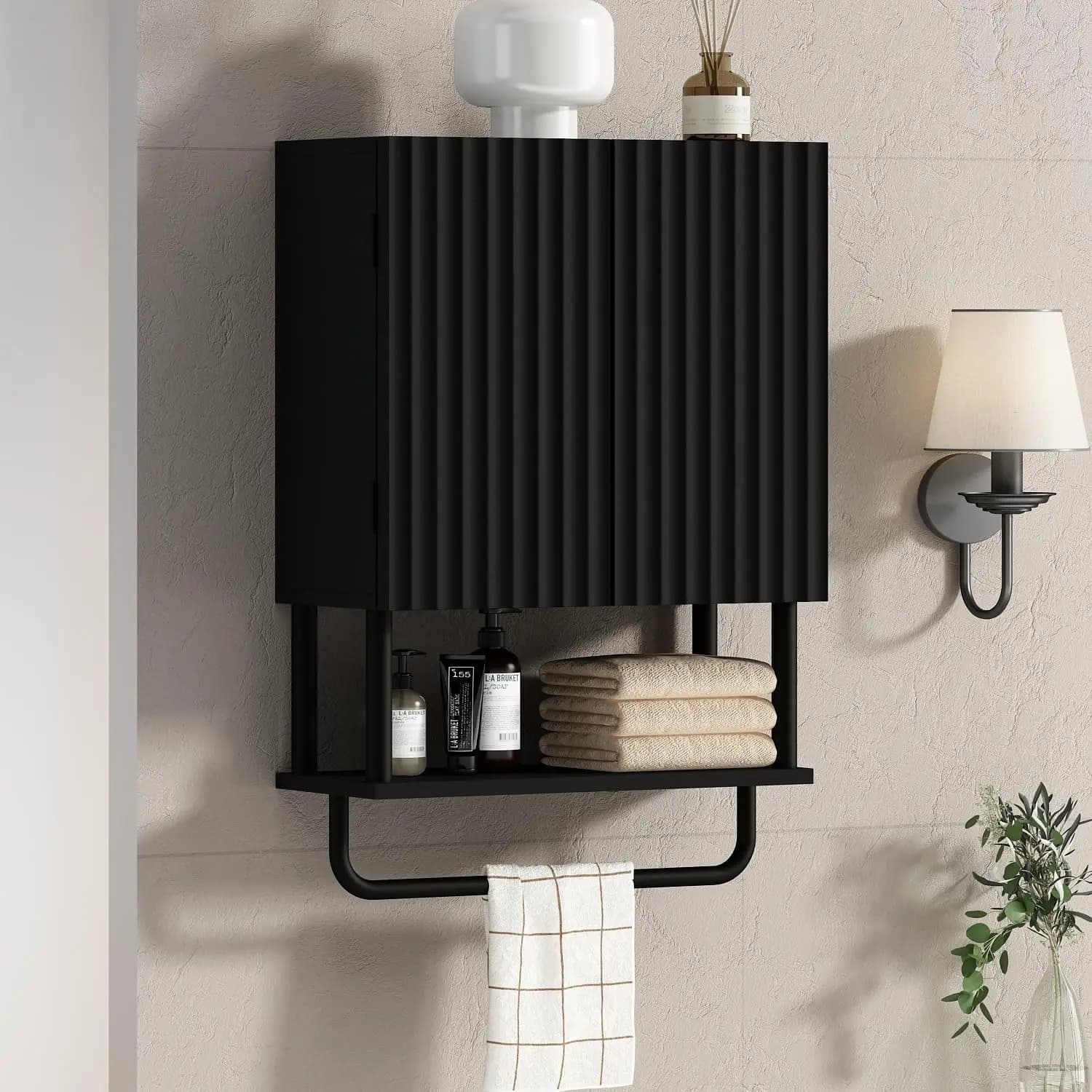 Mobiletto da Bagno Scanalato con 2 Ante, Scaffale a 3 Livelli Sopra il WC, Ripiano Regolabile e Portasciugamani, Piccolo Nero