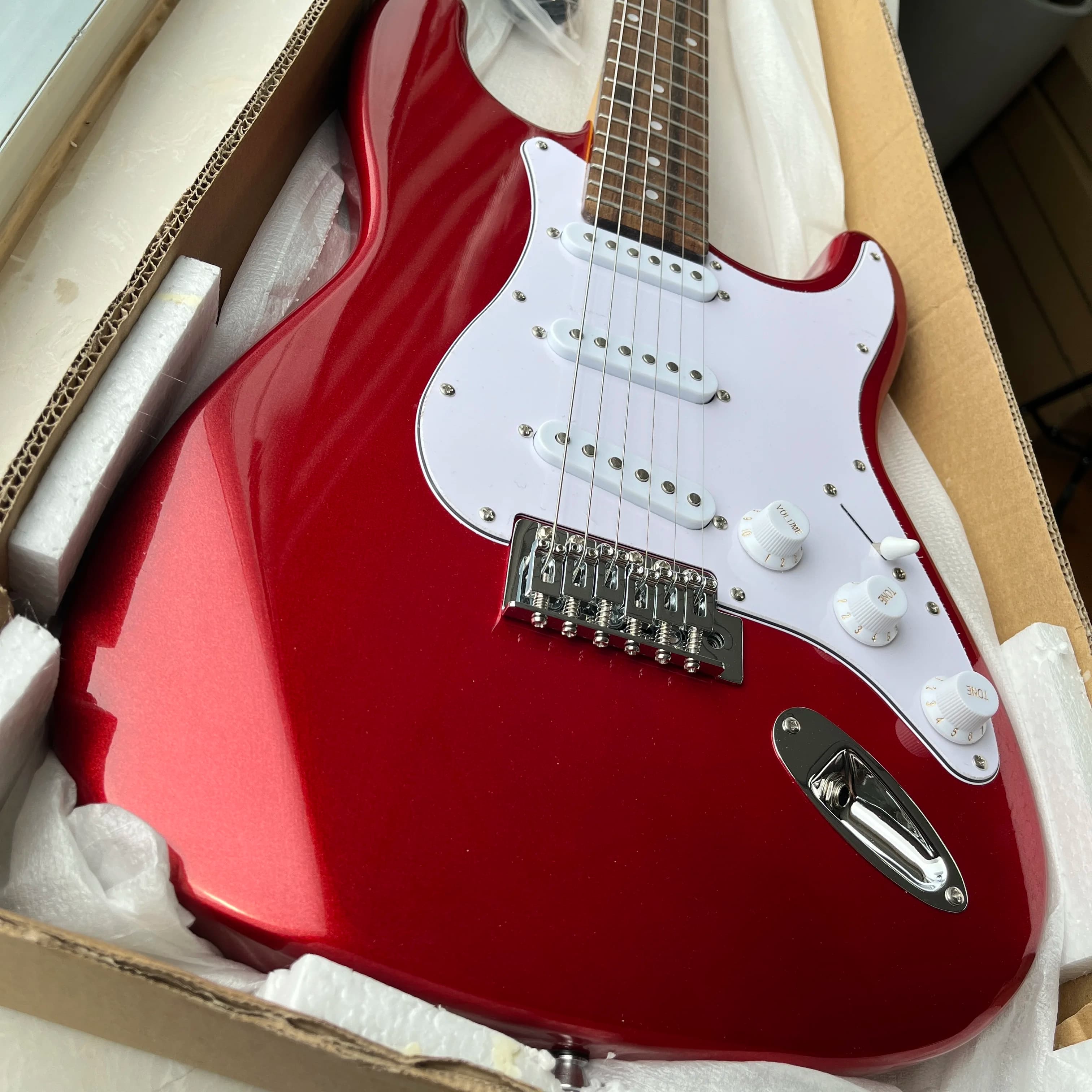 NUOVA Chitarra Elettrica ST Rossa con Ponte Tremolo Fisso, 3 Pickup, Corpo in Ontano, 6 Corde - Regalo a Tema Chitarra Elettrica Spedizione Gratuita
