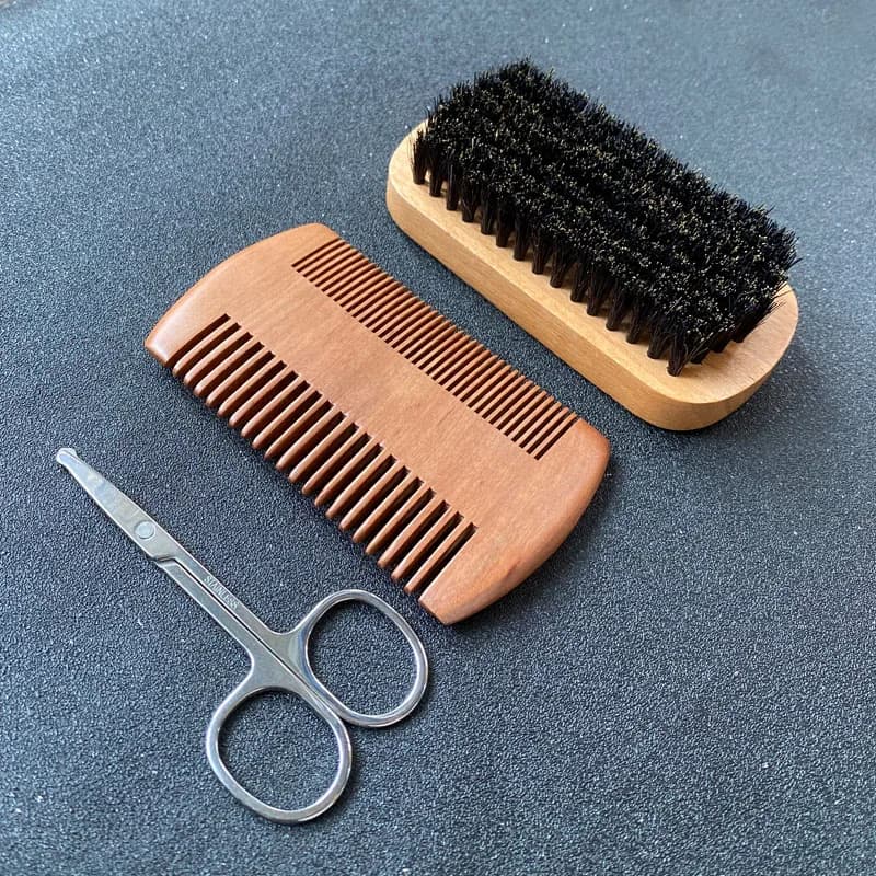 Set per la cura della barba da uomo, spazzola per barba, materiale in setole, pettine per barba, forbici, con custodia, appositamente progettato per gli uomini