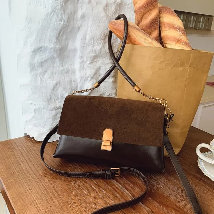 Borsa a tracolla originale e chic con influenze parigine e finitura testurizzata, funziona facilmente come una borsa per pannolini spaziosa ed elegante per pendolari.