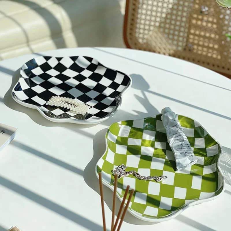 Scacchiera europea piatto in ceramica stoviglie irregolari a scacchi in bianco e nero piatto da pranzo piatti e piatti