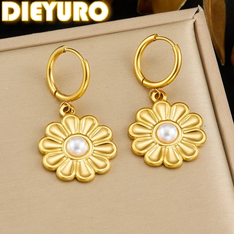 Orecchini a Perno DIEYURO in Acciaio Inox 316L Dorato con Fiore a Petalo Intarsiato e Perla, Gioielli Classici di Moda per Signora