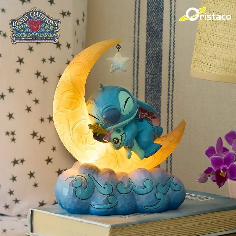 Disney Traditions Stitch Night Light Statuetta di Stitch che dorme a forma di luna, regalo da collezione per i fan di Lilo e Stitch
