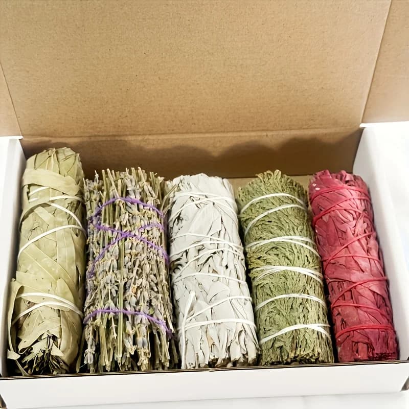 5 Set Diversi di Prodotti per la Pulizia, Inclusi Salvia Bianca, Legno di Cedro, Salvia Sangue di Drago, Foglie di Eucalipto e Bastoncini d'Incenso alla Lavanda