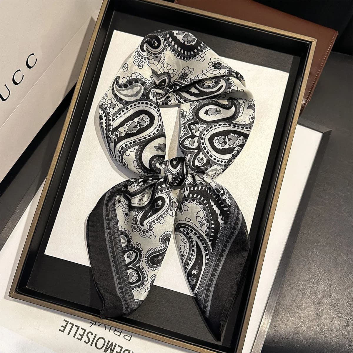 Sciarpa di seta primaverile stile bohemien Donna Marca Scialle di raso quadrato Fazzoletto da collo Avvolgente Bandana morbida Hijab Paisley Fascia floreale Nuovo