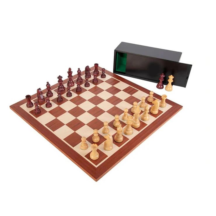 Set di giochi di scacchi pieghevole in legno in stile antico economico, scatola di scacchi e pezzi in legno bianco nero in vendita