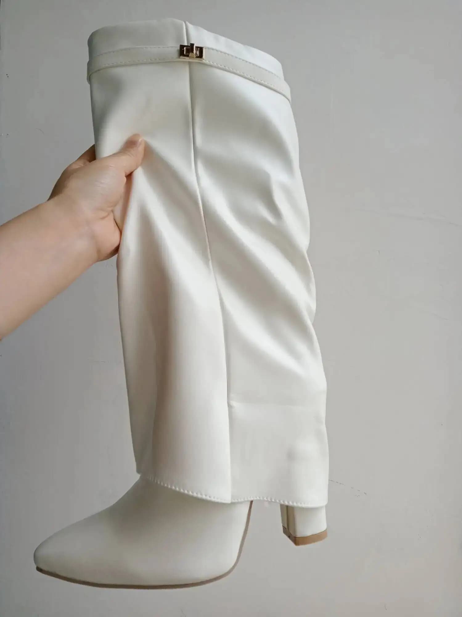 Stivali da donna alti al ginocchio con fibbia in metallo bianco Pu Stivali con pantaloni spessi con tacco alto 2026 Nuovo