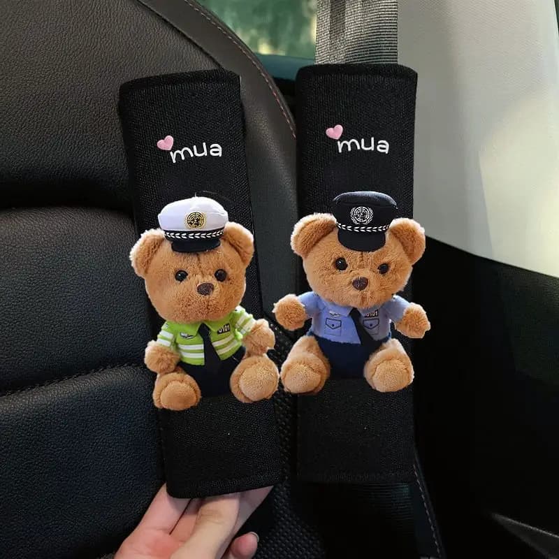 Nuova protezione per auto per ragazze, bambola di peluche con orso della polizia stradale carina, protezione per le spalle della cintura di sicurezza dell'auto