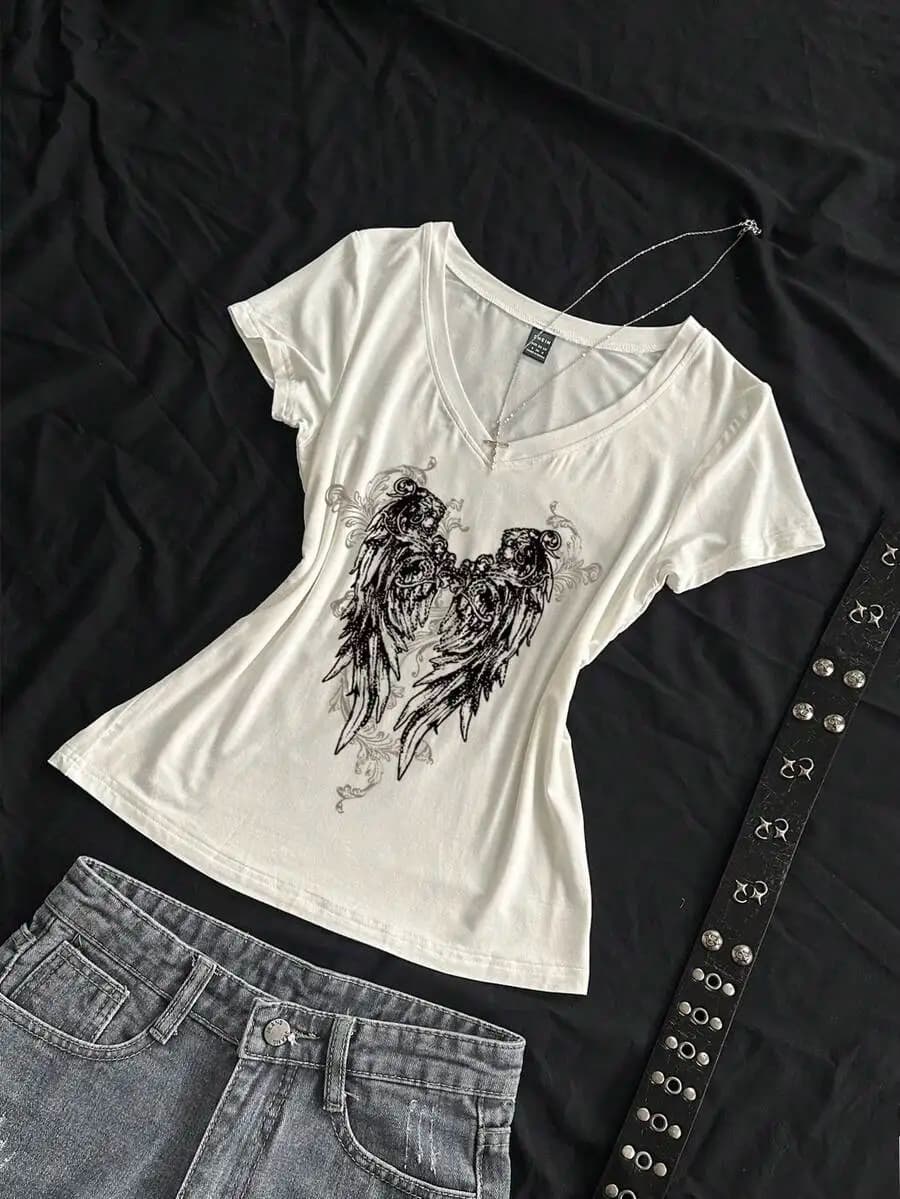 T-shirt slim fit da donna con scollo a V e stampa gotica con ali, bianco sporco