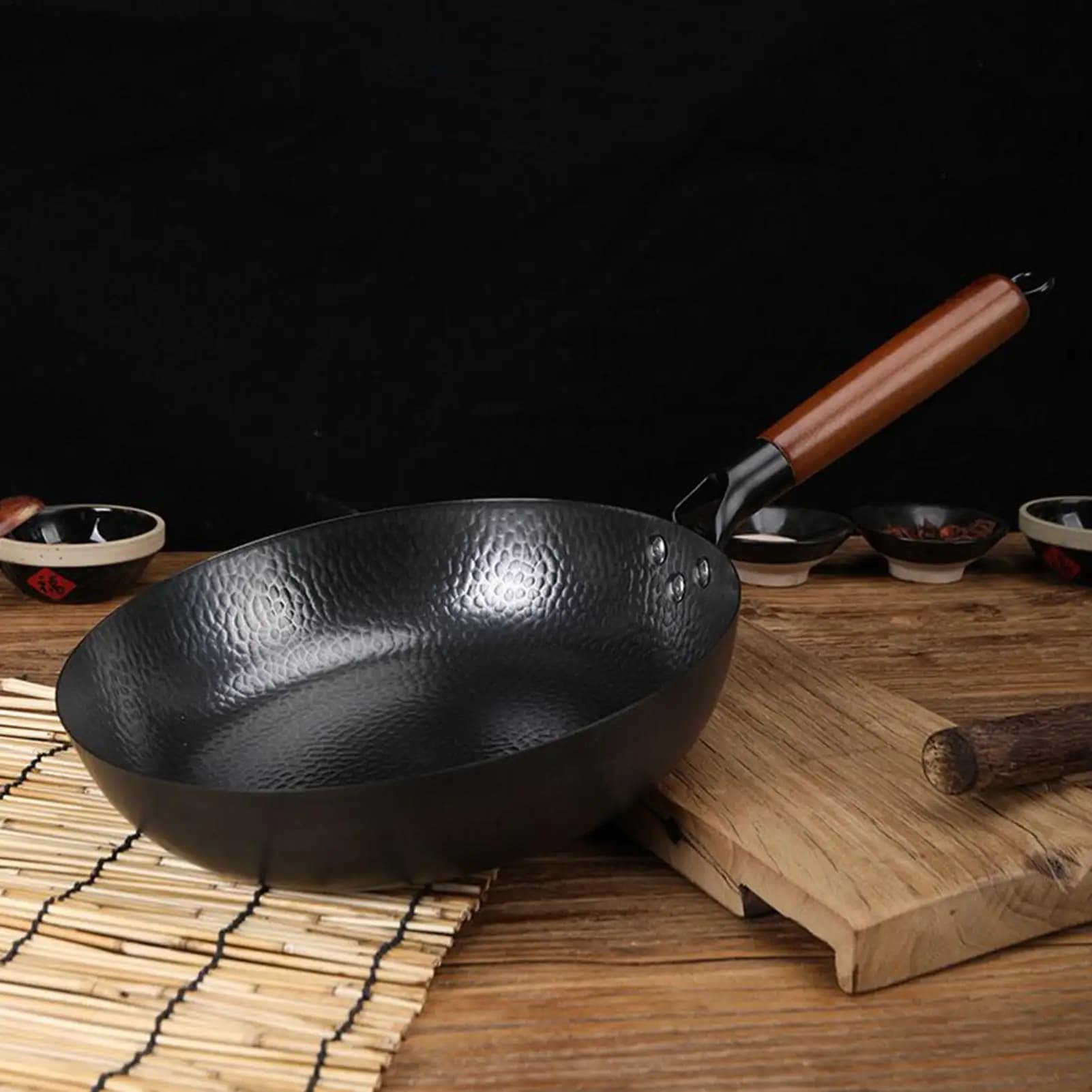 Iron pan for domestic use, traditional, forged by hand, without coating, with wooden handle, old style, non-stick.