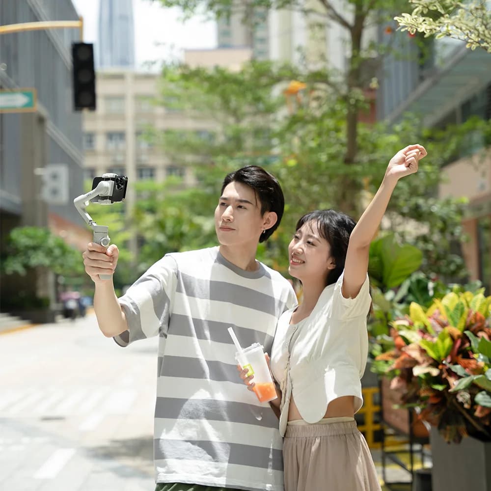 FeiyuTech VB4 Stabilizzatore per smartphone Face AI Tracking Gimbal a 3 assi Selfie Stick integrato Registrazione video per iPhone/Android