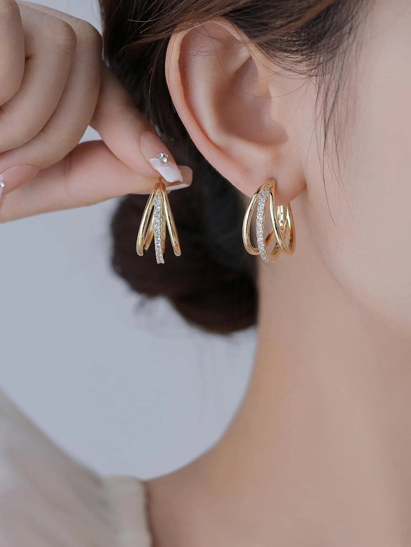 Orecchini a Cerchio con Decorazioni in Zirconia Cubica