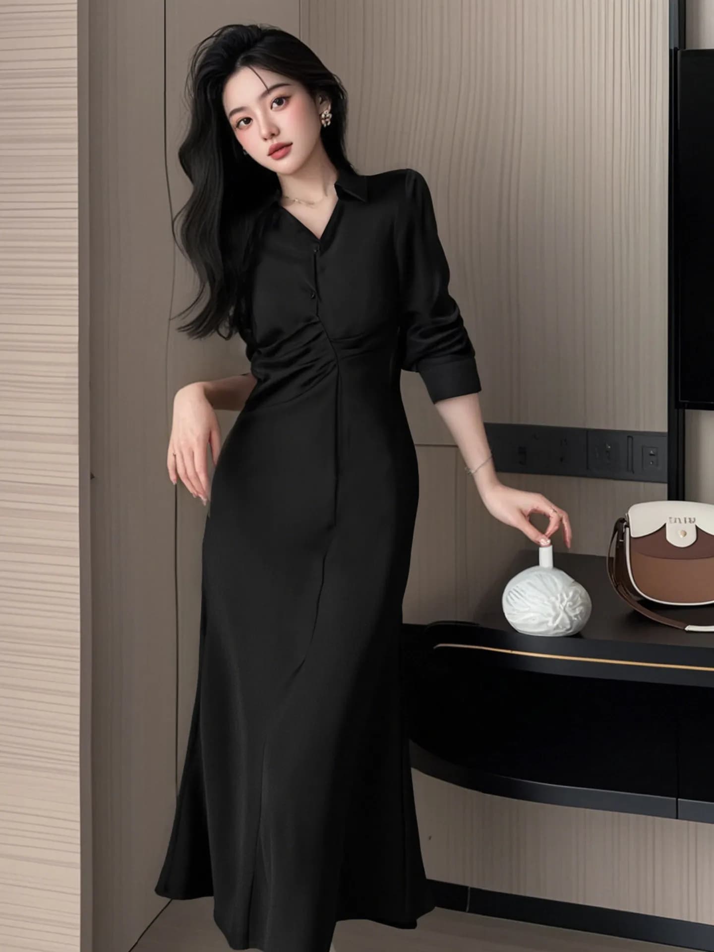 Elegante Abito Chemisier con Scollo a V da Donna, Vestito Slim Fit con Pieghe e Gonna a Coda di Pesce che Modella la Vita, Tinta Unita, Vita Alta, in Poliestere