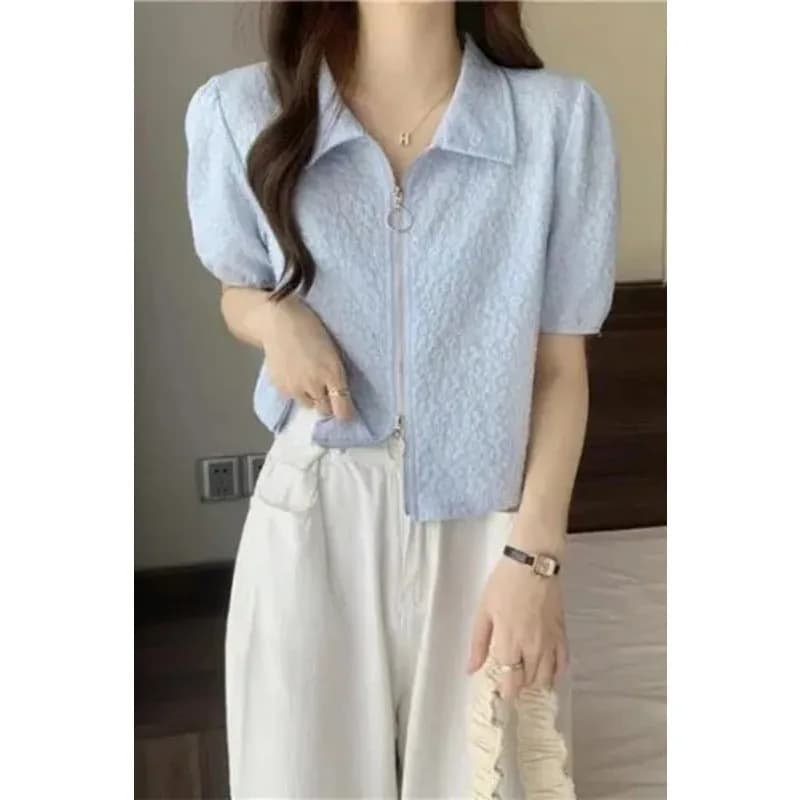 Camicetta corta da donna con colletto testurizzato e zip frontale, maniche a sbuffo, top casual estivo