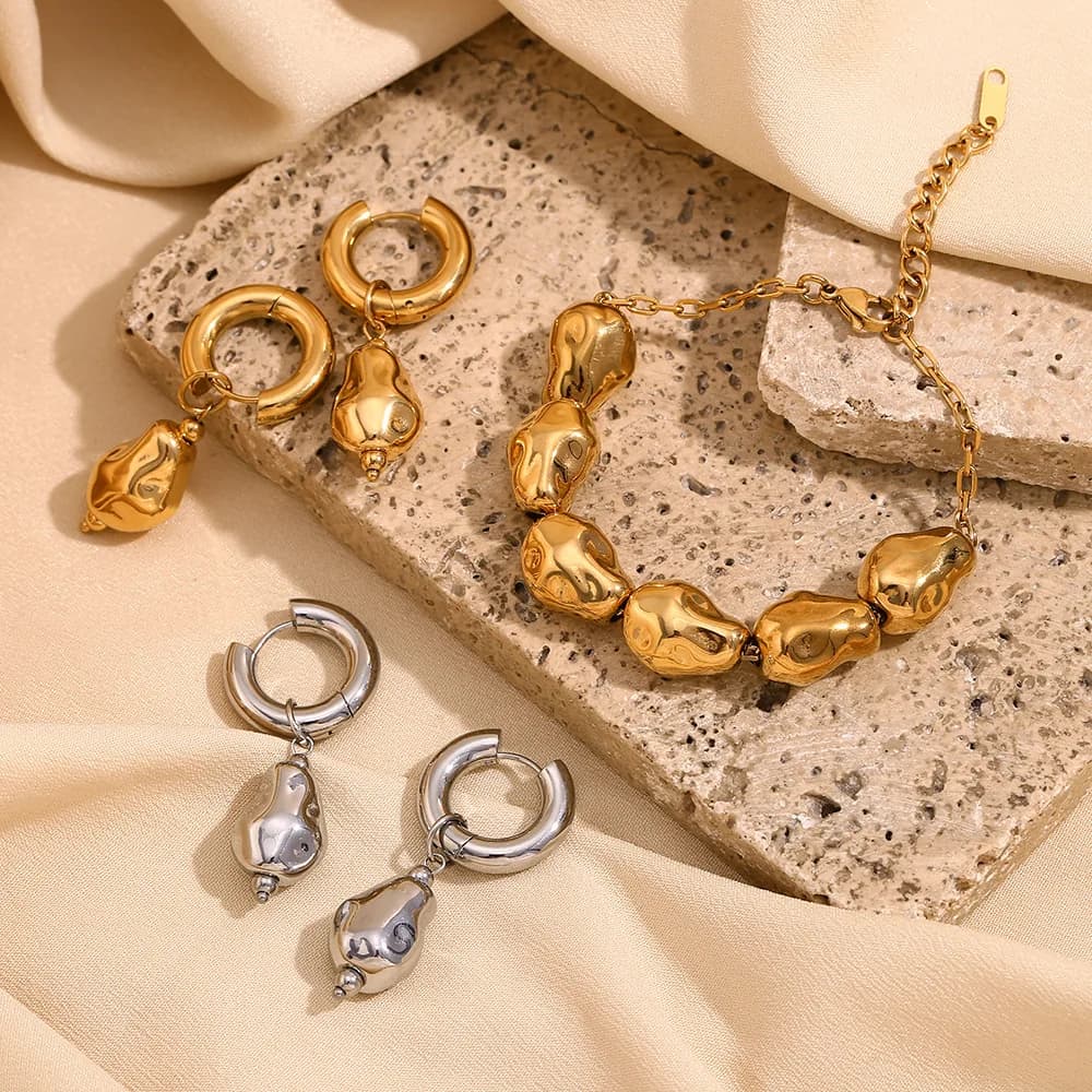 Bracciale e orecchini da donna in acciaio inossidabile placcato oro Set di gioielli con perline irregolari alla moda