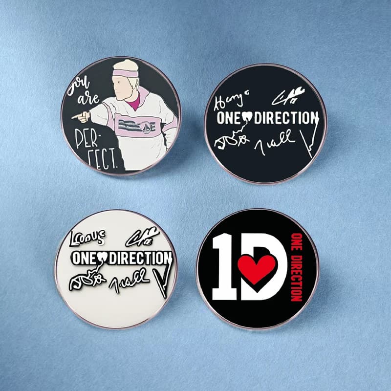 One Direction Pop Band Spilla Moda Cantante Band Ha Roll Pin Distintivo in metallo Vestiti Borsa Accessori Amici Gioielli Regali