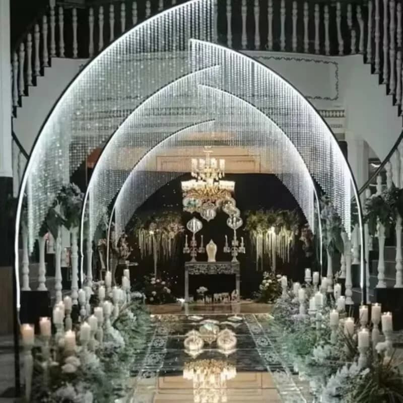 Nuovo arco in metallo curvo con nappa in cristallo acrilico e stringa luminosa a LED, supporto per strada di nozze, supporto per fondale da palcoscenico