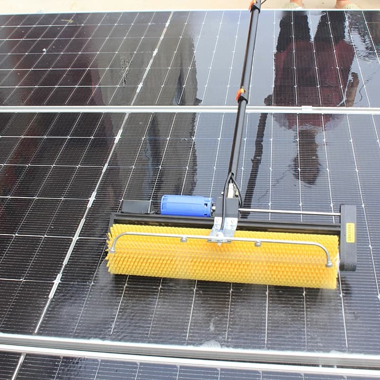 Robot fotovoltaico per pulitore di pannelli solari telecomandati per la pulizia e la manutenzione delle piante fotovoltaiche