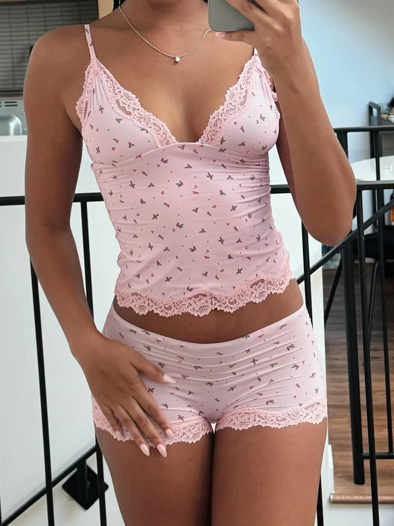 Pigiama da donna due pezzi rosa con pizzo floreale, canotta senza maniche e pantaloncini slim, abbigliamento da casa