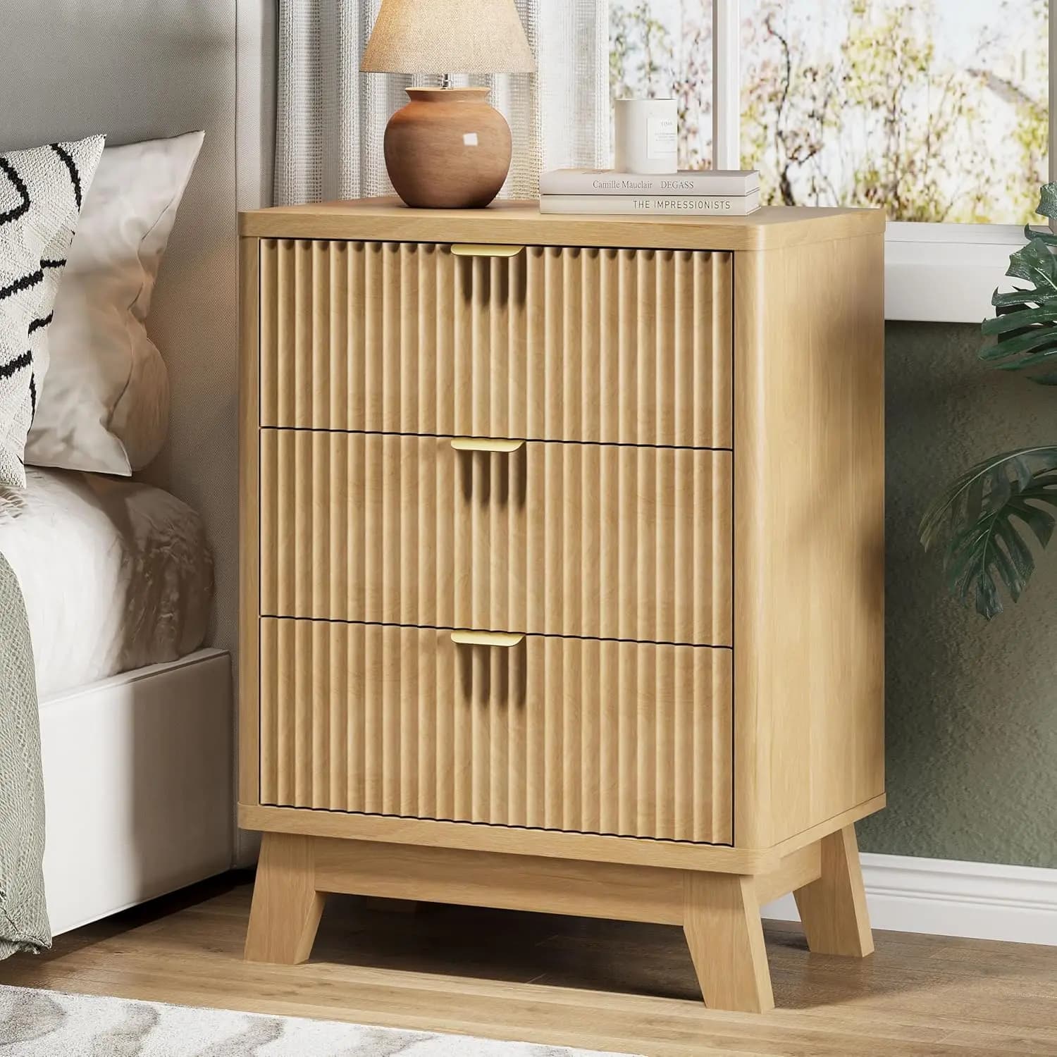 Comodino Scanalato con 3 Cassetti Contenitori, Tavolino da Notte in Legno Largo 60 cm con Maniglia in Metallo, Tavolino Laterale in Legno Stile Mid-Century Modern