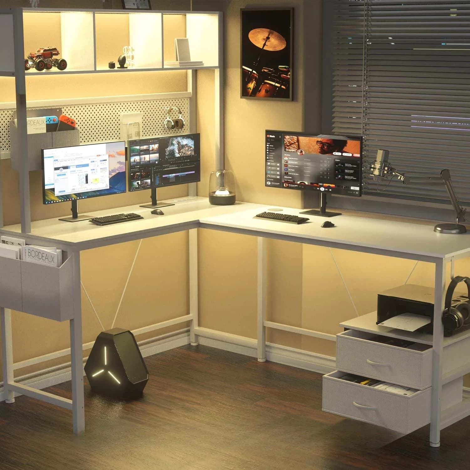 Scrivania da Gaming con Pannello Forato e Cassetti, Scrivania per Computer Reversibile con Luci RGB e Prese di Corrente, Angolare, Personalizzabile