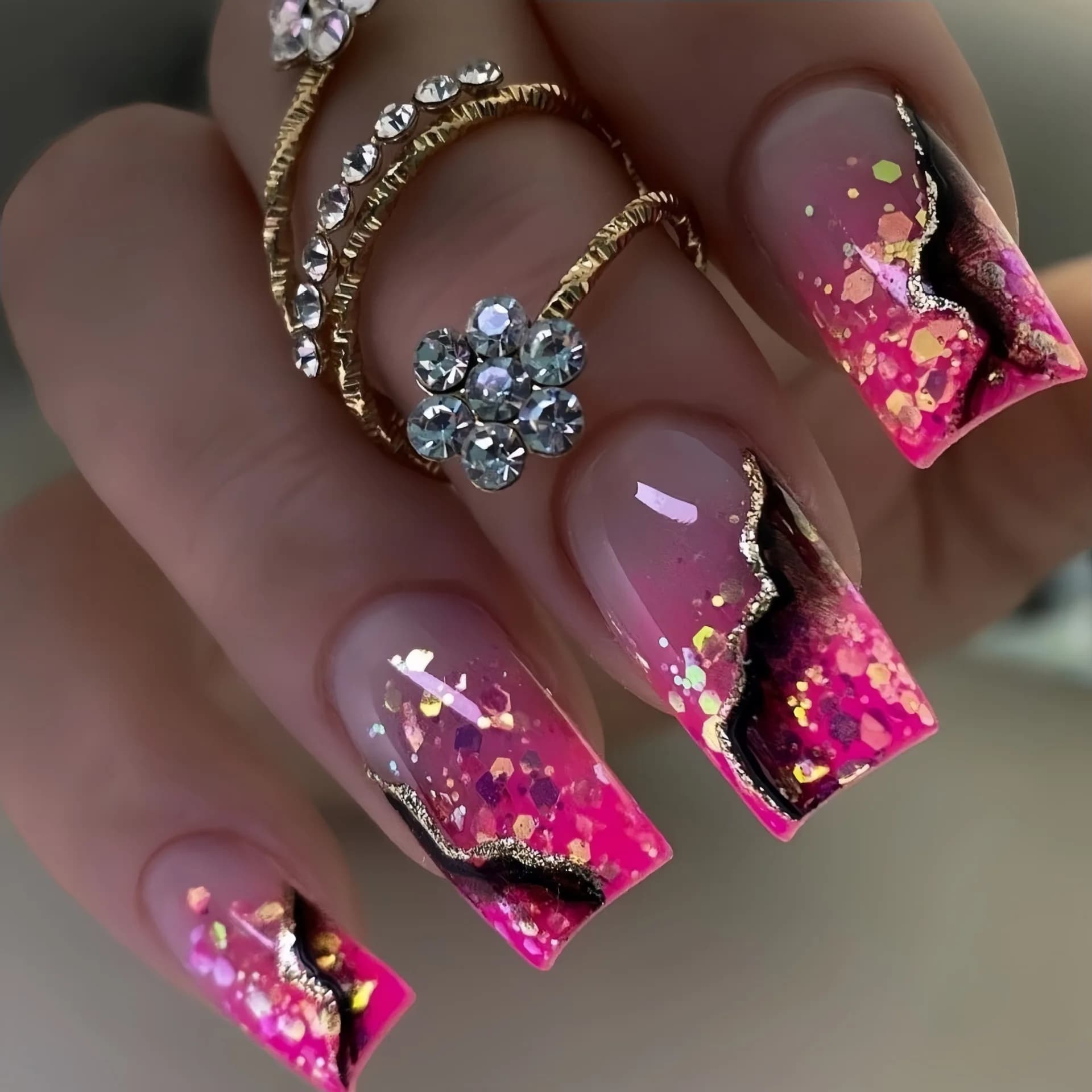 Unghie finte di media lunghezza per donne e ragazze, con stampa a gradiente rosa, oro e rosso effetto marmo, punte quadrate a mandorla, unghie finte a pressione.