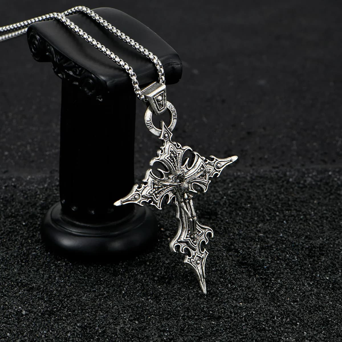 Una collana con ciondolo croce con teschio e croce per unghie gotica retrò alla moda e personalizzata. Collana di Halloween