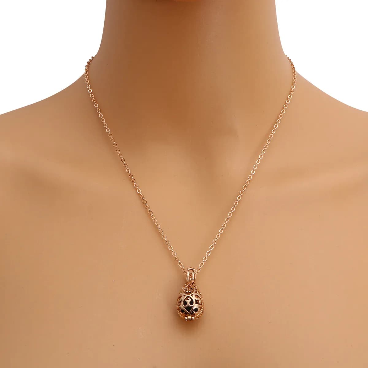 1Pcs Hollowed-Out Aroma Pendant Necklace for Essential Oil Cotton Balls Pelelith Diffuser Jewelry Gift Golden Creative