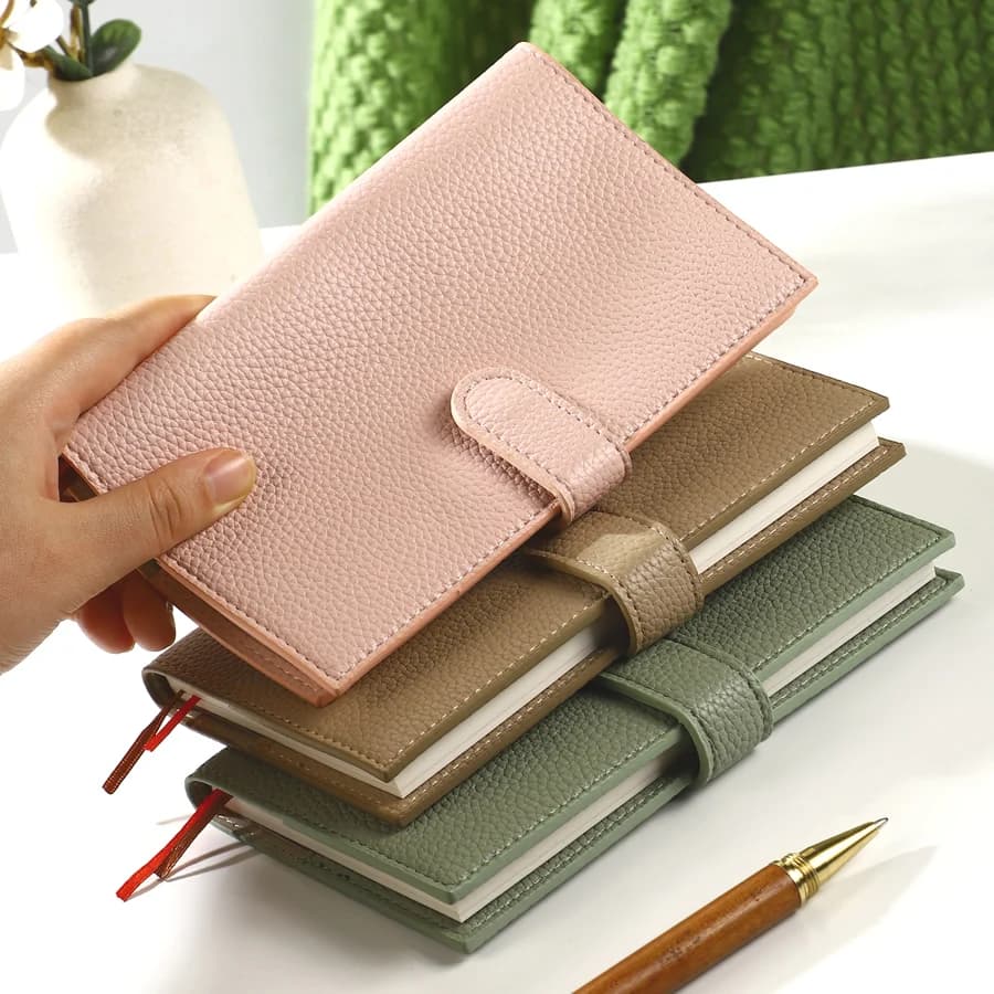 Quaderno settimanale A6 | Cover compatta in pelle, ideale per On - the - Go Scheduling. Mantieni la tua settimana organizzata senza sforzo!