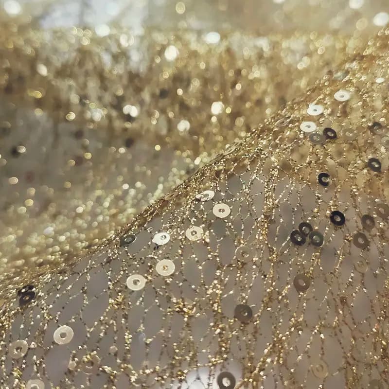 Tessuto Designer in Ferro Battuto Bronzato con Ricamo di Paillettes Bianche e Oro su Rete Rigida per Decorazioni di Abiti da Sposa e Feste