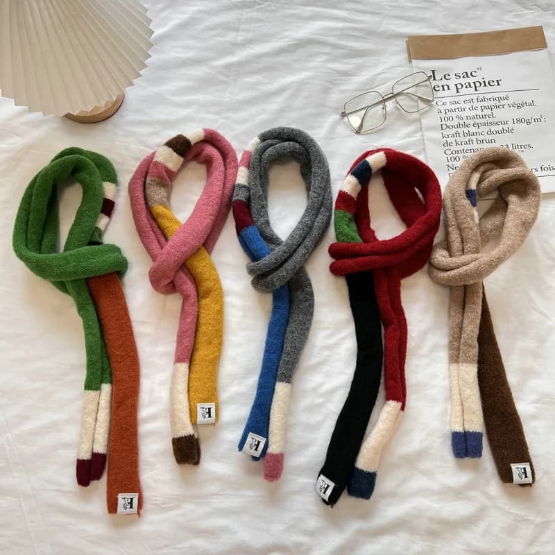 Nuovo design di nicchia Sciarpa di lana lunga stretta sottile abbinata ai colori a righe da donna lavorata a maglia