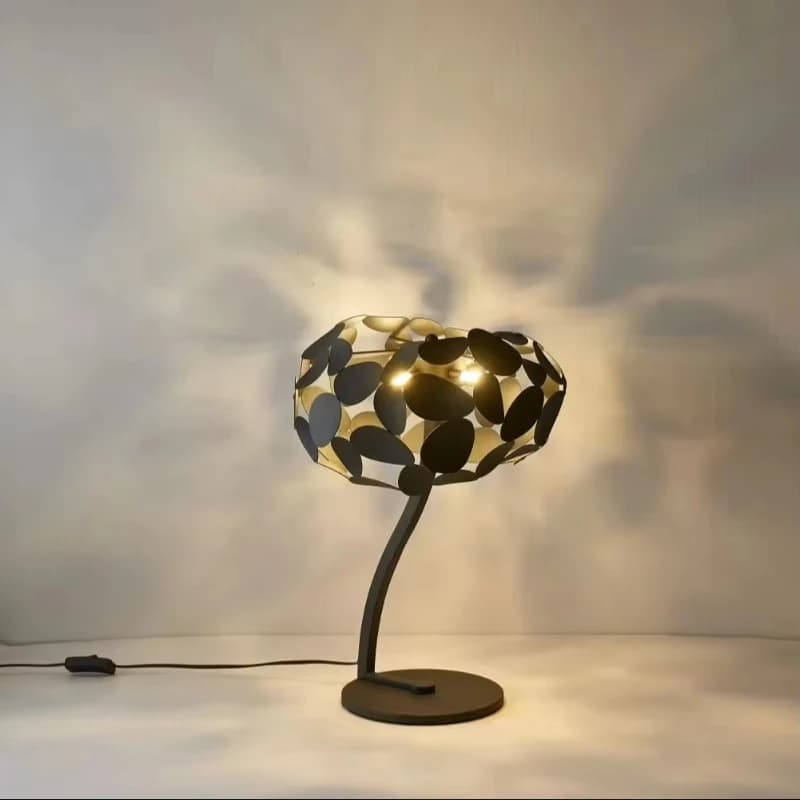 Lampada da scrivania moderna in acciaio inossidabile irregolare nero titanio Decorazione domestica Lampada da scrivania moderna da comodino per camera da letto dell'hotel