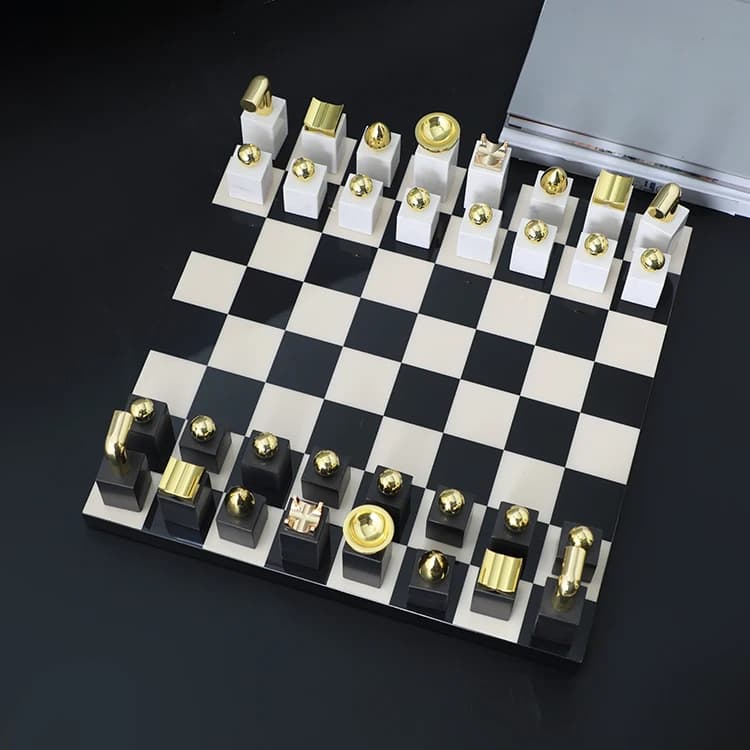 Set di Scacchi Decorativo in Oro, Elegante Gioco di Scacchi in Legno per un Intrattenimento Raffinato