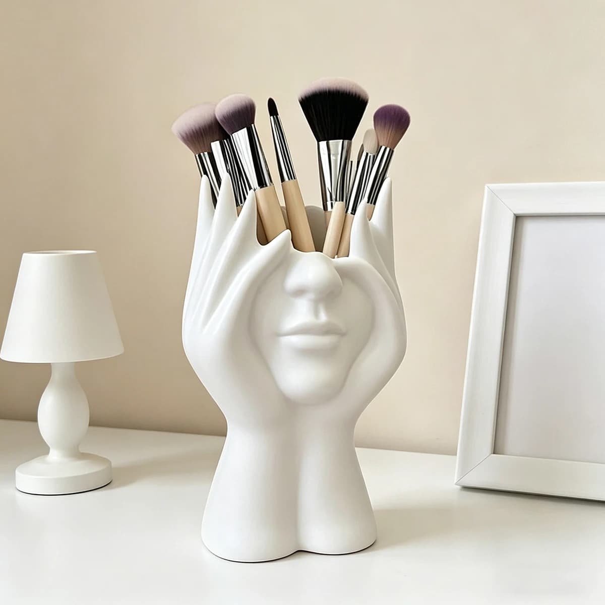 1 Piece Multifunctional Creative Body Shape Human, Office and Desk Decoration, Makeup Brushes Door