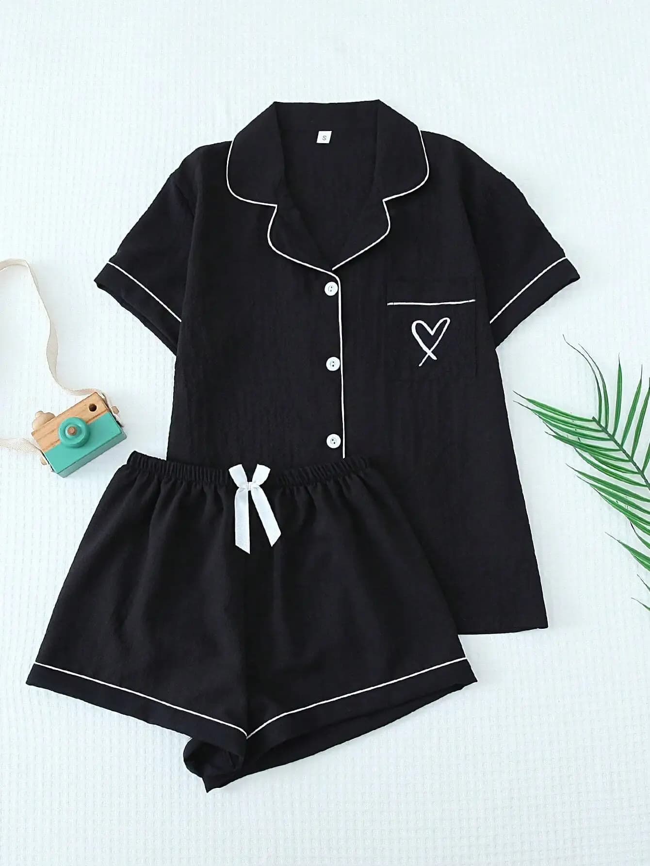 Pigiama da donna estivo con colletto a contrasto, tasca con grafica a cuore, top con bottoni e pantaloncini con fiocco, set pigiama da donna