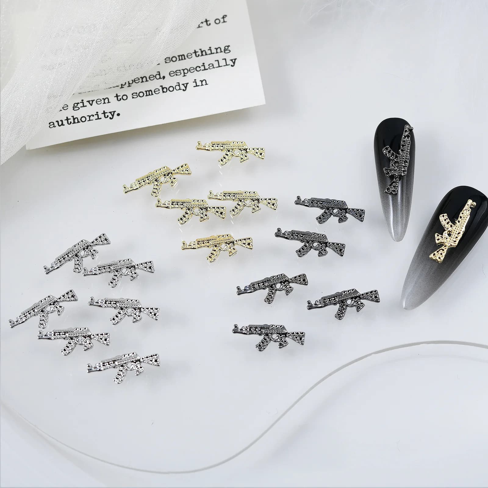 20 pz Lusso Retro Argento Pistola Pendenti E Ciondoli Per Unghie In Lega di Gioielli Per Unghie 3D 3D In Metallo A-K/47 Pistola Decorazione Del Chiodo 6*16mm Accessori Per Manicure