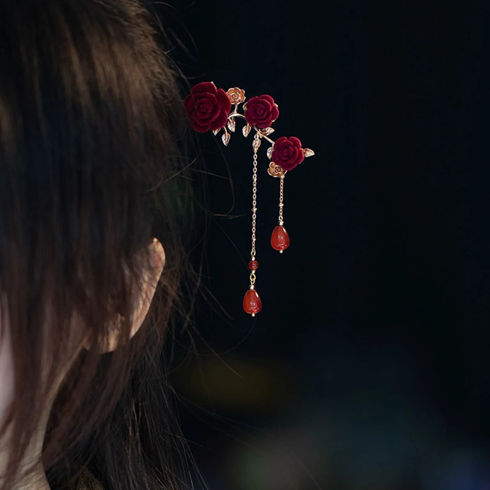 Elegante forcina in legno per donna, squisita forcina con fiore a rosa rossa e nappa, accessorio per capelli di lusso leggero, gioiello per capelli.