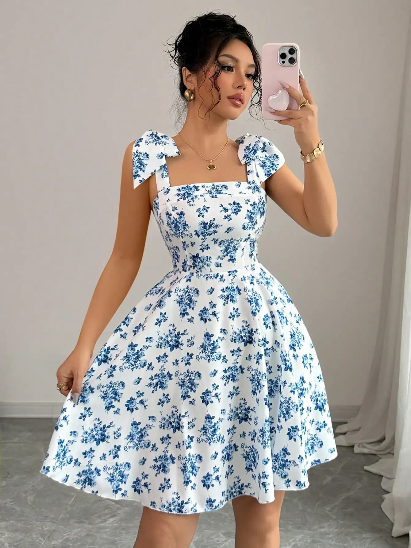 Mini vased dress with blue floral print, square neck and sleeves, for summer casual clothing