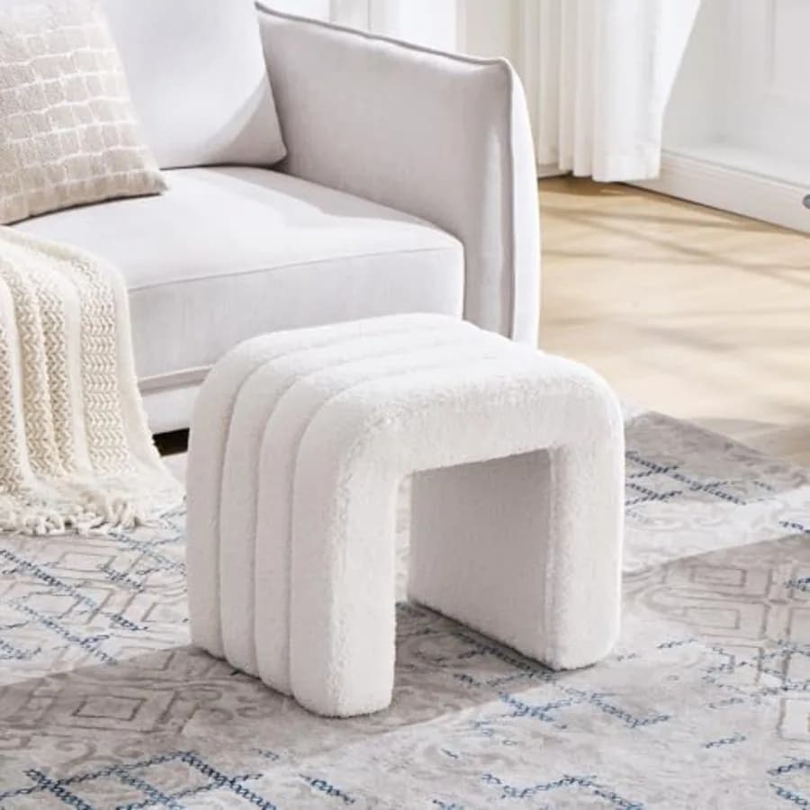 Piccolo poggiapiedi ad arco per divano e toeletta, sgabello ottomano trapuntato in pile bianco effetto orsetto con piedini antiscivolo, design moderno 15.4 x 19